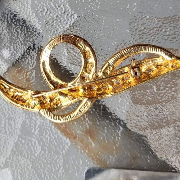 Avon Two Tone Silver and Gold Ribbon Brooch Signed - Picture 2 of 2